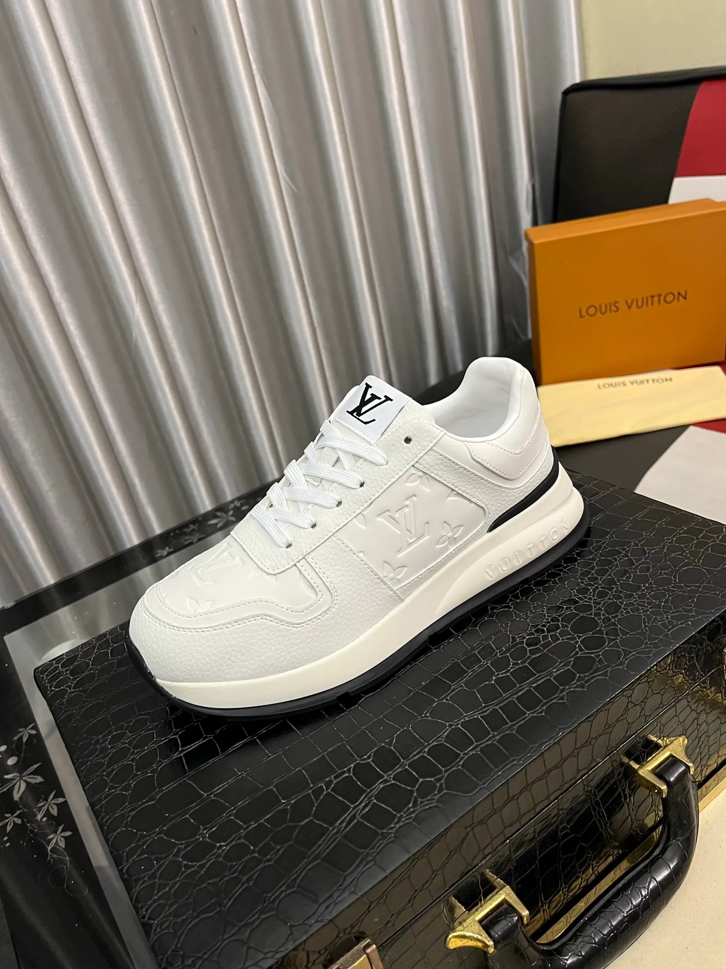 Men's shoes💰438⌚️⌚️《Louis vuitton/LV Louis Vuitton》original quality.~ Unique modern style sneakers. 🏃A must-have casual shoe for trendy men😍😍 Original brand imported from Italy, imported original leather, cowhide lining (refuses to discolor and grind feet) Sole: Original sole provided by the original factory, French lazy style design ⚠️Fit to the feet Original quality code number: 38-443️⃣Colors available